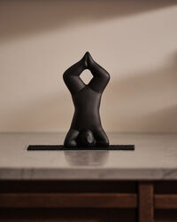 Yoga Veistos no 3 Musta