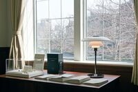PH 4½-3½ Glas Bordslampa Förkromad/Vitt Opalglas