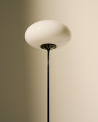 Stemlite Gulvlampe 110 cm Sort Krom / Opal
