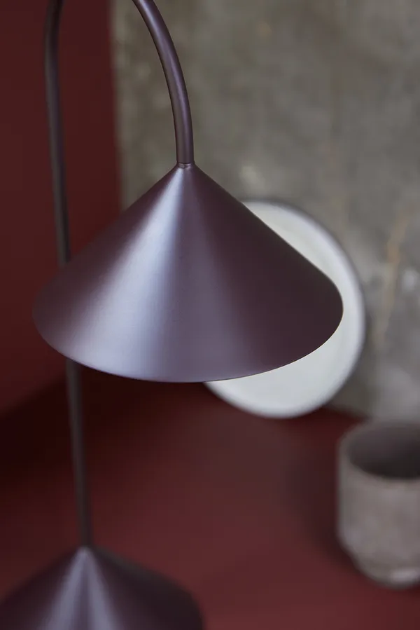 Grasp Bordslampa Portabel 47 cm Matt Beetroot