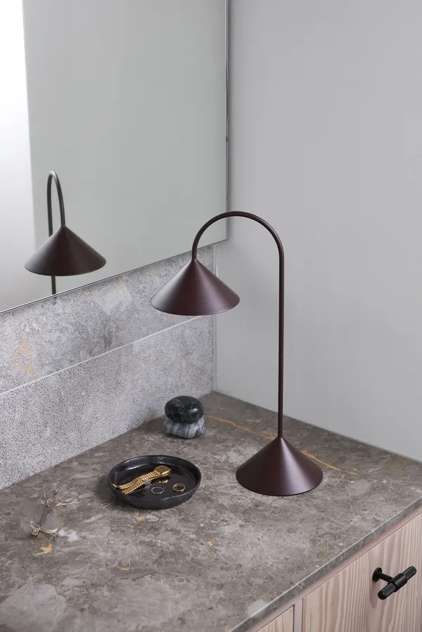 Grasp Bordslampa Portabel 47 cm Matt Beetroot
