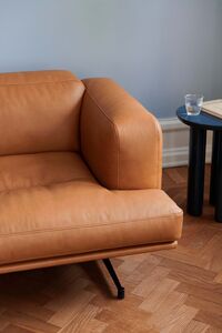 Inland AV22 2-sitssoffa Läder Noble Cognac / Warm Black