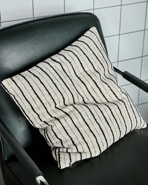 Lines Tyynynpäällinen 50x50 cm Musta/Valkoinen