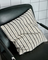 Lines Tyynynpäällinen 50x50 cm Musta/Valkoinen