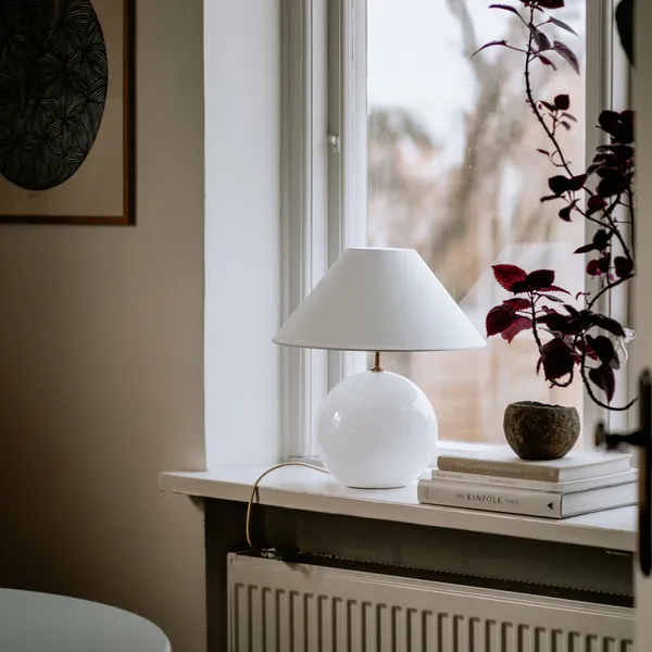 Iris 35 Bordlampe Hvid