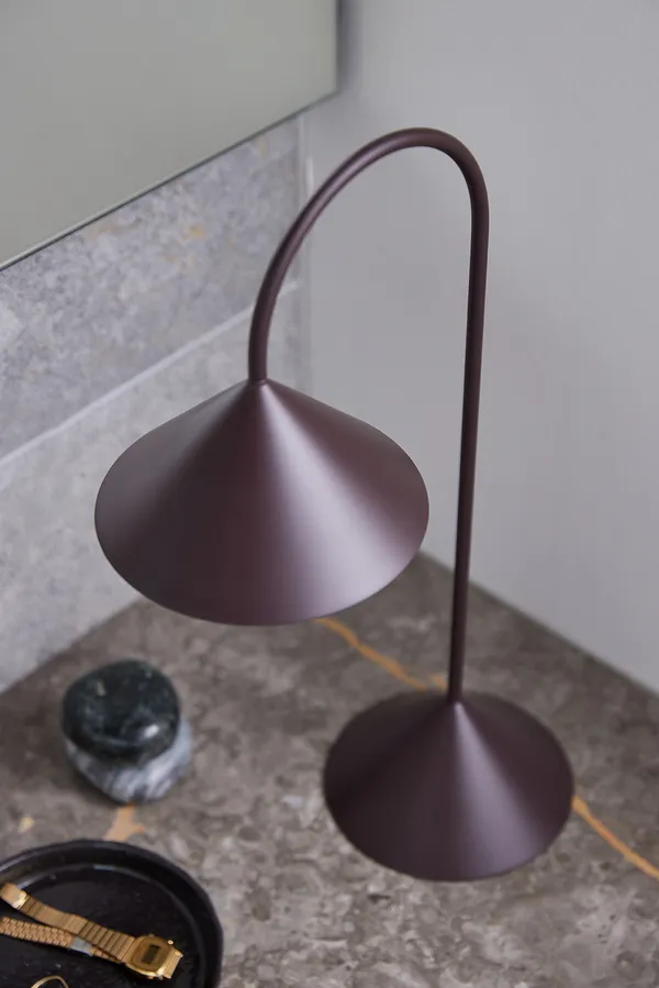 Grasp Bordslampa Portabel 47 cm Matt Beetroot