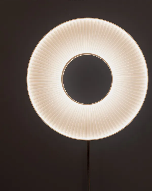 Iris Totem Golvlampa 78 cm Vit / Svart Marmor