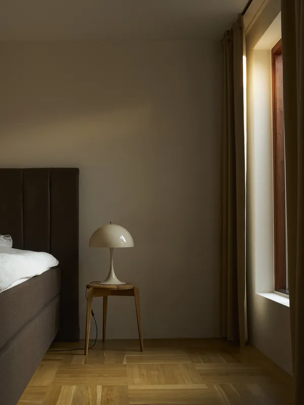 Panthella 320 Bordlampe Opal Beige