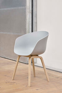 ACC 22 2.0 Karmstol Lackerad Ek / Concrete Grey