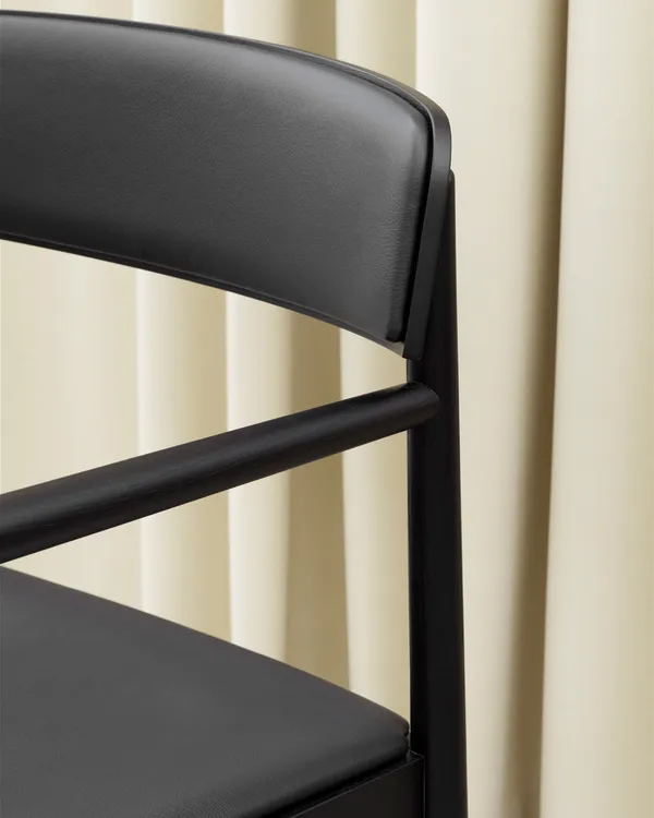 Timb Karmstol Ultra Leather Svart/Svart