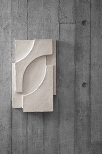 Serif Relieff 42x68 cm Hvit