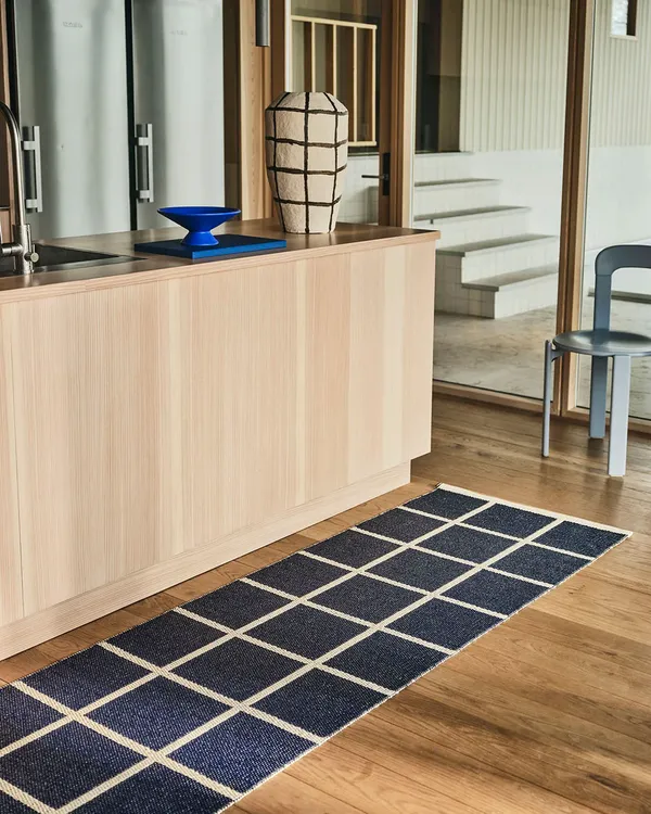 Criss Plastikmåtte Dark Blue / Cream 70x225 cm