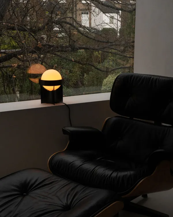 Loop Table Lamp with Sphere IV Dark Grey
