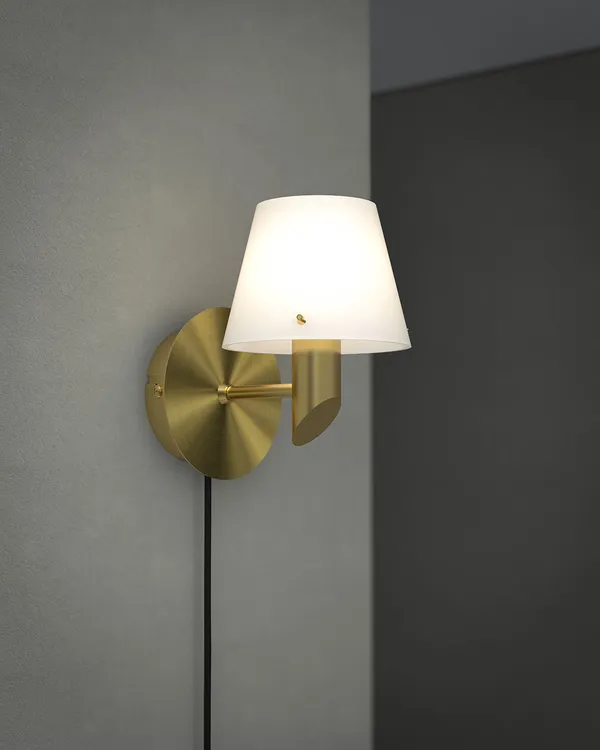 Gil Wall Lamp Satin Brass / Opal Glass