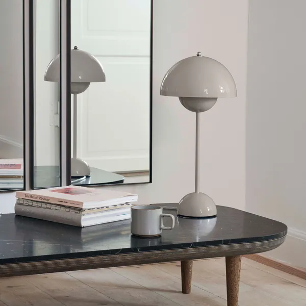 Flowerpot VP3 Bordlampe Laget av PVC Laget av malt metall Grey Beige
