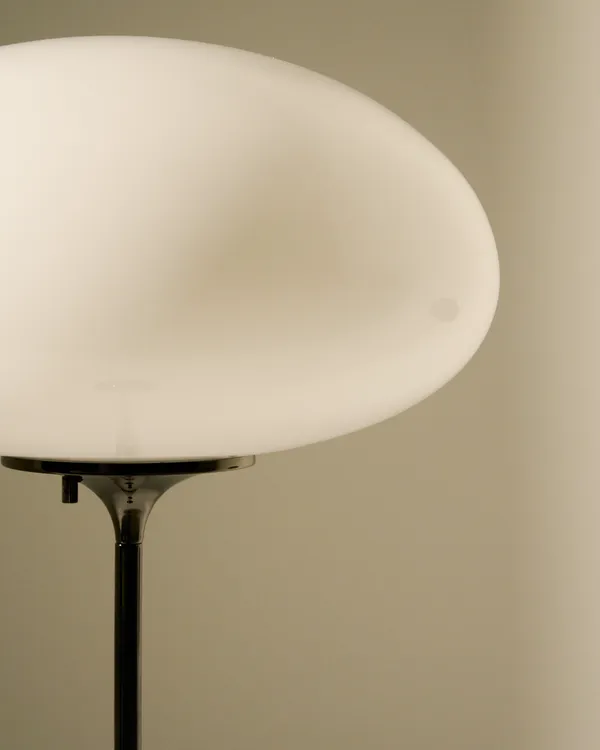 Stemlite Gulvlampe 110 cm Sort Krom / Opal