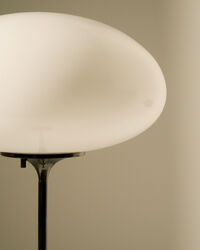 Stemlite Gulvlampe 110 cm Sort Krom / Opal