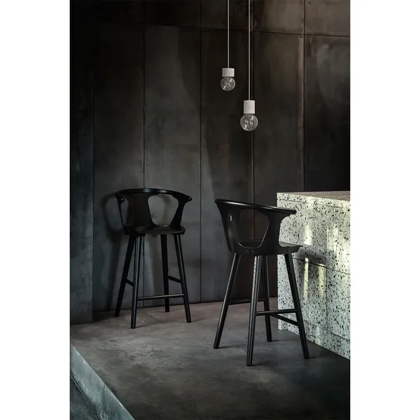 In Between Barstol Sk7 Svartlakkert Eik