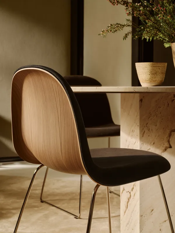 GUBI 3D Spisebordsstol Rustfrit Stål / American Walnut / Belsuede Special Dedar 132