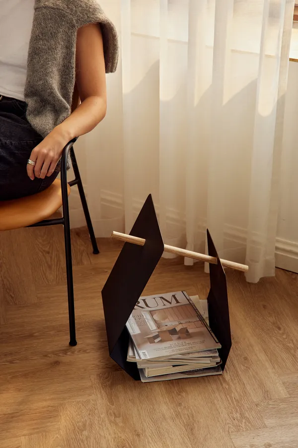 Edge Tidningsställ Svart