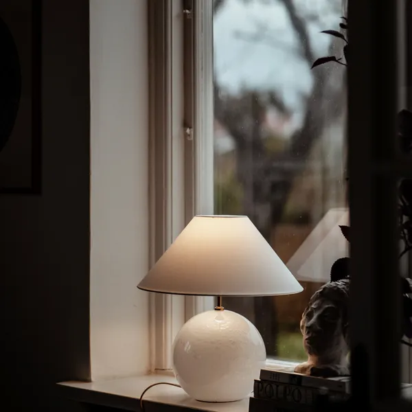 Iris 35 Bordlampe Hvid