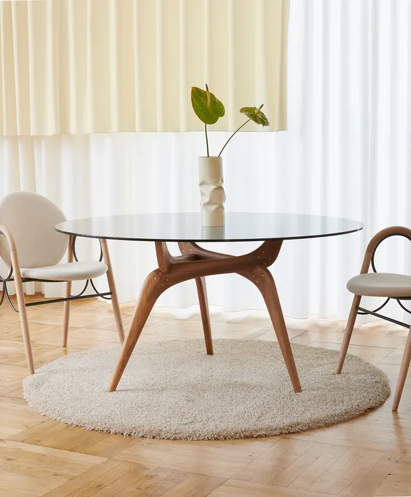 Triiio Spisebord Ø135 cm Olieret Valnød / Klart Glas