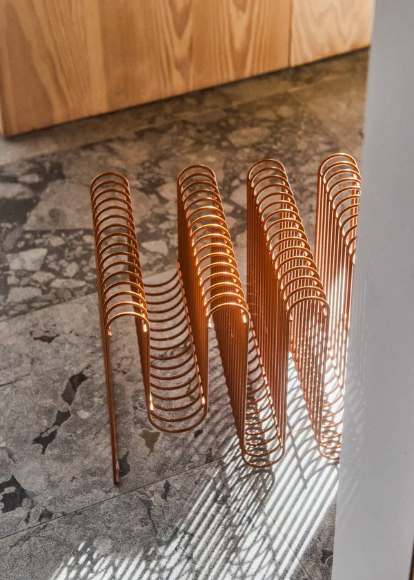 Curva Avisstativ Amber