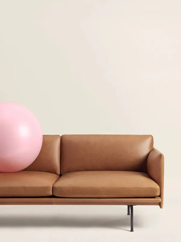 Outline Sofa 2-seters Silk leather Cognac / Sort Aluminium