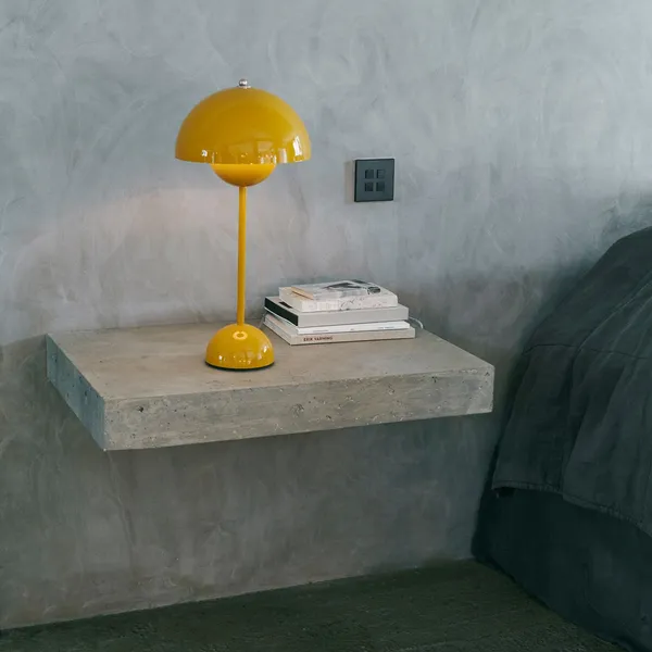 Flowerpot VP3 Bordlampe Laget av PVC Laget av malt metall Mustard