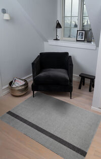 Stripes Vertikal Tæppe Lysegråt / Steel Grey 90x130 cm