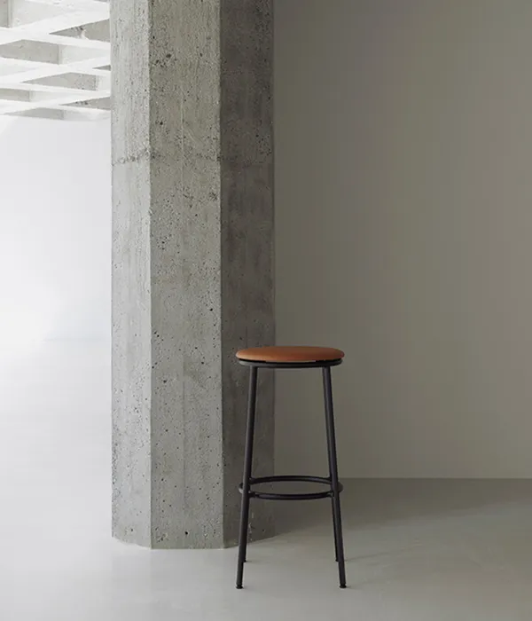 Circa Barstool 65 cm Black Steel Baarijakkara Vaahtomuovi Nahanruskea