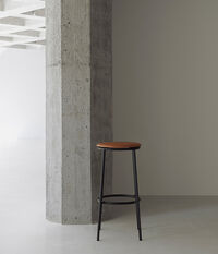 Circa Barstool 65 cm Black Steel Baarijakkara Vaahtomuovi Nahanruskea