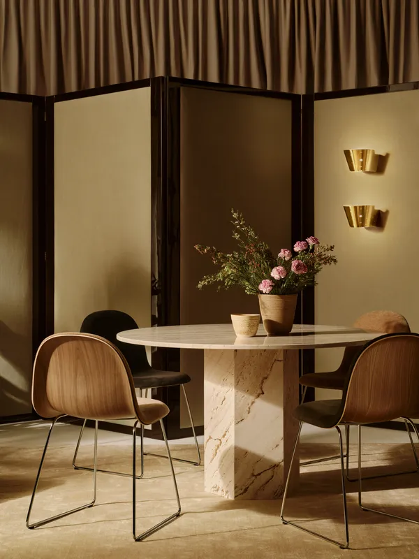 GUBI 3D Spisebordsstol Rustfrit Stål / American Walnut / Belsuede Special Dedar 132