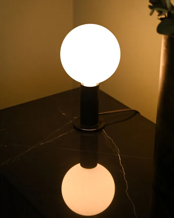Tala Knuckle Bordlampe Black Oak