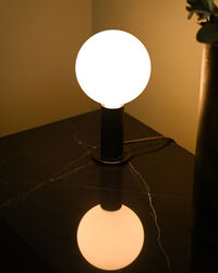 Tala Knuckle Bordlampe Black Oak