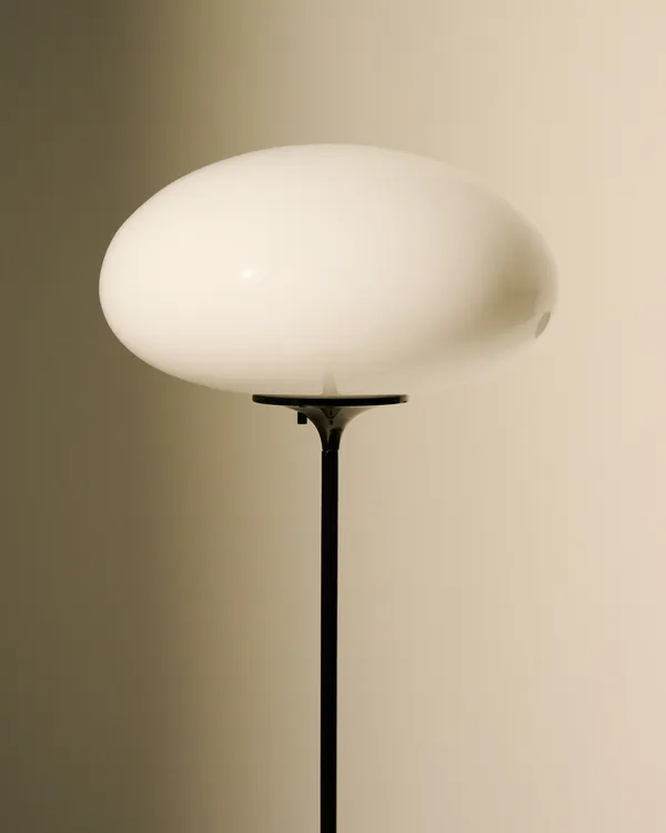 Stemlite Gulvlampe 110 cm Sort Krom / Opal