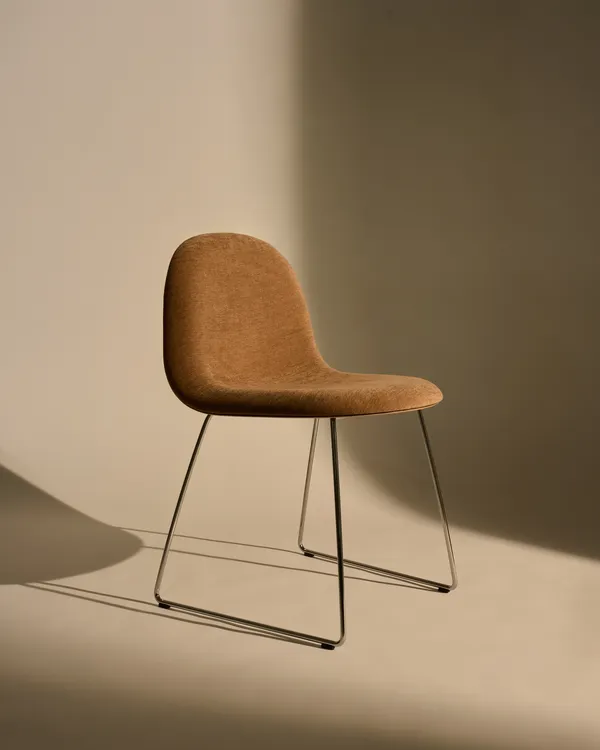 GUBI 3D Spisebordsstol Rustfrit Stål / American Walnut / Belsuede Special Dedar 132
