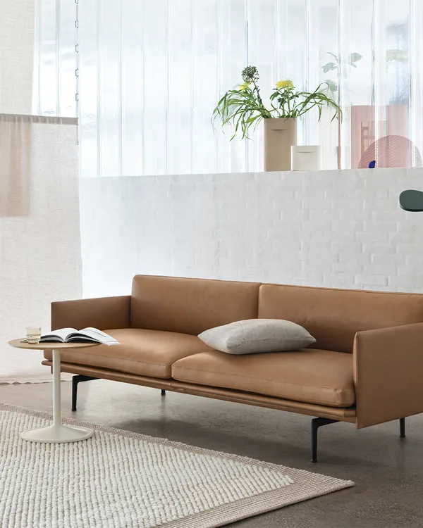 Outline Sofa 3-Pers Sort Aluminium / Refine Leather Cognac