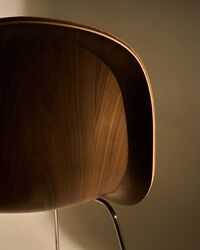 GUBI 3D Spisebordsstol Rustfrit Stål / American Walnut / Belsuede Special Dedar 132