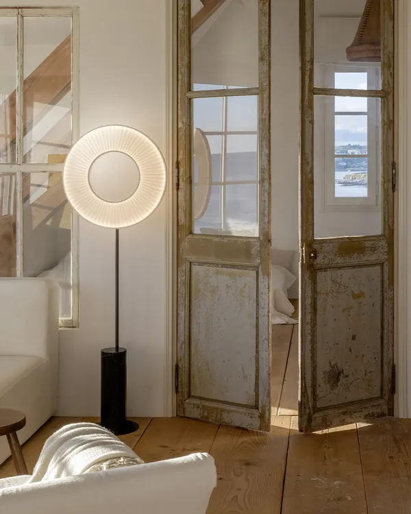 Iris Totem Golvlampa 60 cm Vit / Svart Marmor