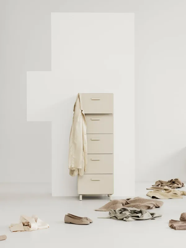 Relief Kommode Høy med Ben Beige