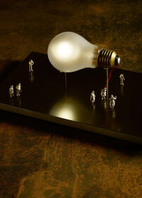 I Ricchi Poveri Monument for a Bulb Bordlampe