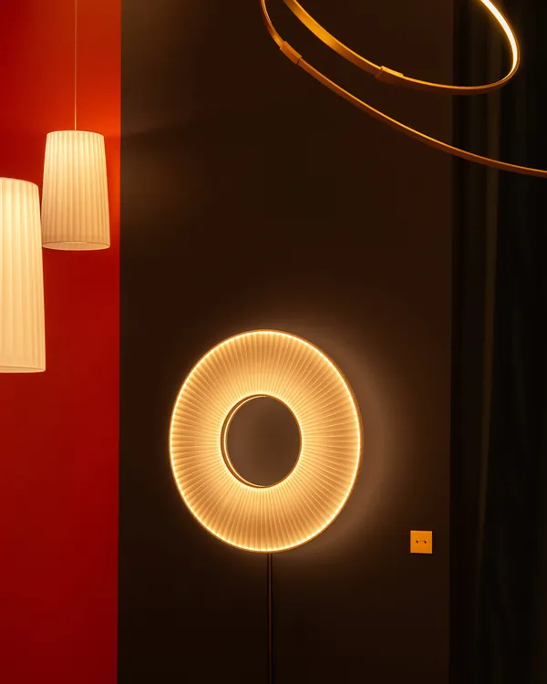 Iris Totem Golvlampa 78 cm Vit / Svart Marmor