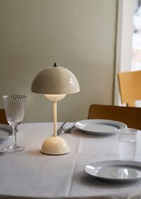 Flowerpot VP9 Bordslampa Portabel Ivory