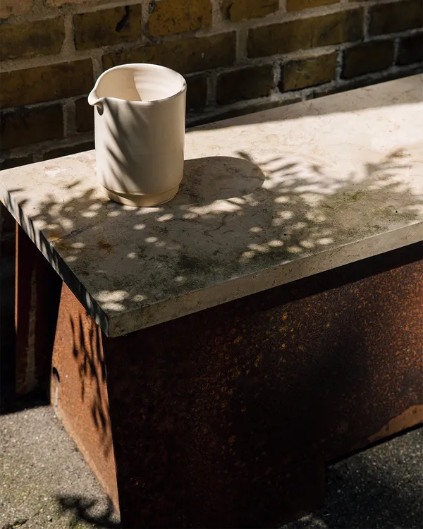 64 Bænk Corten / Travertin