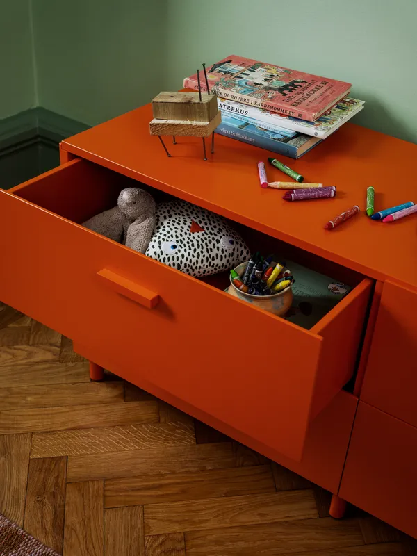 Relief Byrå Låg Med Ben Orange
