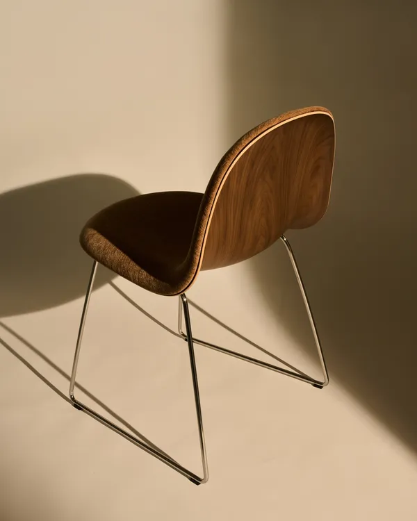 GUBI 3D Spisebordsstol Rustfrit Stål / American Walnut / Belsuede Special Dedar 132