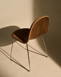 GUBI 3D Spisebordsstol Rustfrit Stål / American Walnut / Belsuede Special Dedar 132