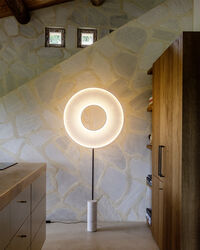 Iris Totem Golvlampa 78 cm Vit / Vit Marmor