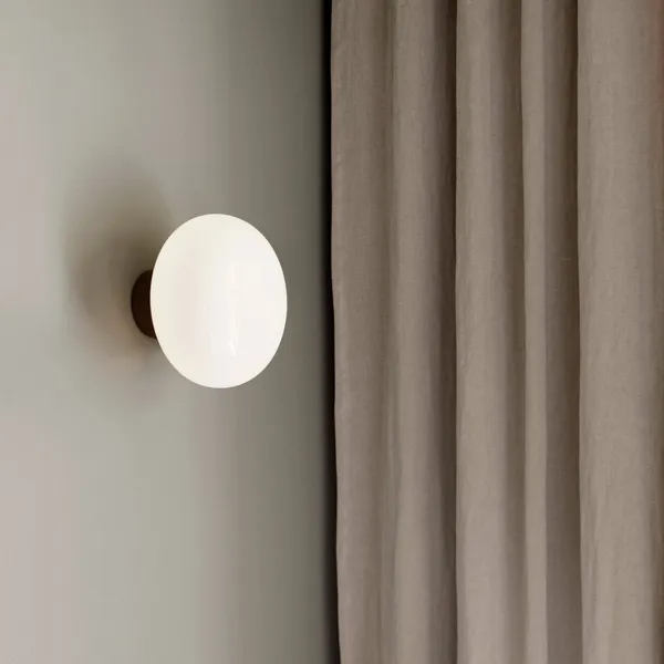 Karl-Johan Vegglampe Røkt Eik / Hvit Opalglass